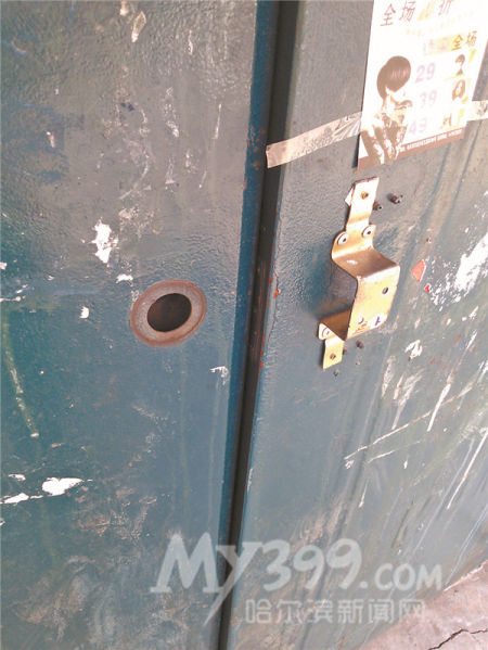 哈尔滨松电小区19个单元门锁遭破坏 小广告骤