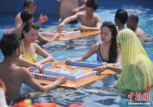 重庆发布高温预警 市民水上玩麻将纳凉