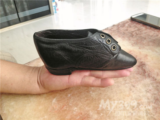 哈尔滨鞋迷专收藏冷门鞋 有国内最早量产足球