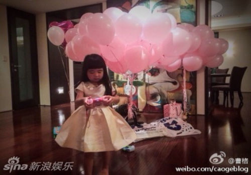 曹格为女儿办4岁生日派对 姐姐大脸抢镜