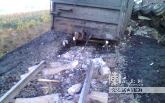 [双鸭山]货运列车与拉煤货车相撞 两节货厢脱线