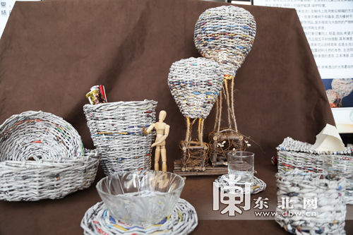 黑龙江大学生赛环保创意 废旧玩具拼出工艺壁