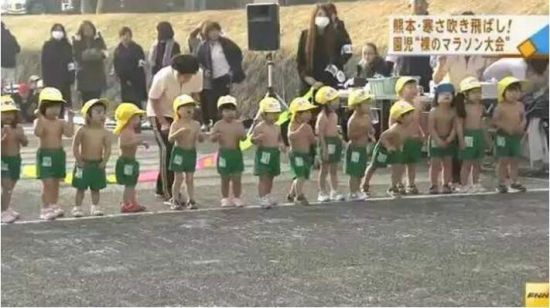 日本幼儿园冬天举办赤膊路跑
